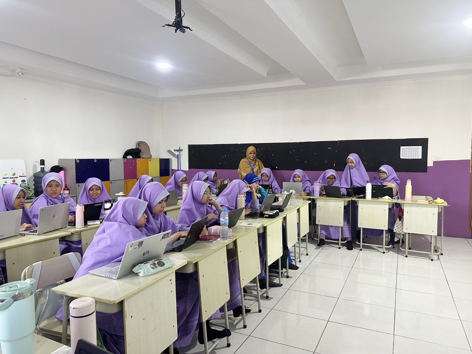 Siswa SMPIT Belajar